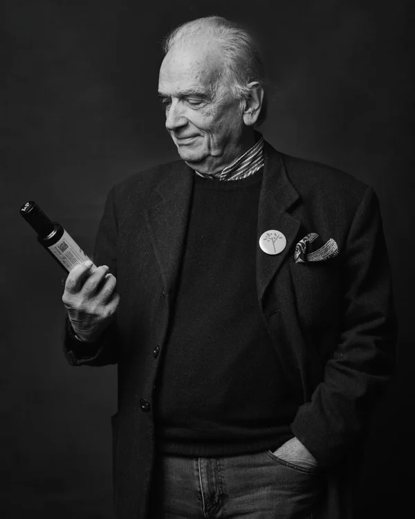Paolo Borzatta, fondatore di I&P, con una bottiglia di olio extravergine