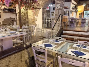 La sala dell'Osteria del Vecchio Orologio nel centro storico di Viterbo